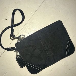 ⭐️Posh Black Coach Wristlet❤️